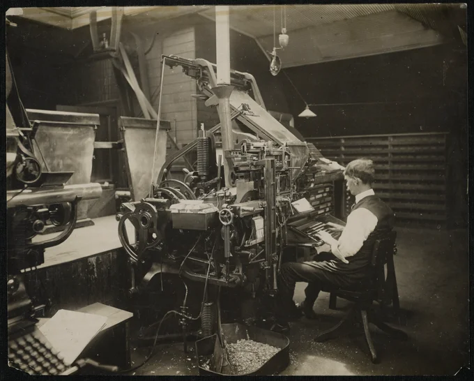 Operador sentado diante de uma máquina Linotype no Government Printing Office por volta de 1903